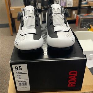 R5 Kids Cycling Shoes - Black and White